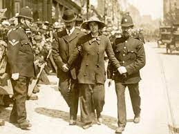 DavBatz's tweet photo. Good Morning! It is Sunday, October 4. #OTD in 1896, Dorothy Lawrence was born. She was an English journalist who posed as a male soldier to report from the front line during World War I. In 1915, she went to France, where she managed to obtain a military uniform and a false ID https://t.co/5pOo6qMqkv