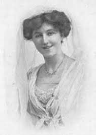 DavBatz's tweet photo. Good Morning! It is Sunday, October 4. #OTD in 1896, Dorothy Lawrence was born. She was an English journalist who posed as a male soldier to report from the front line during World War I. In 1915, she went to France, where she managed to obtain a military uniform and a false ID https://t.co/5pOo6qMqkv
