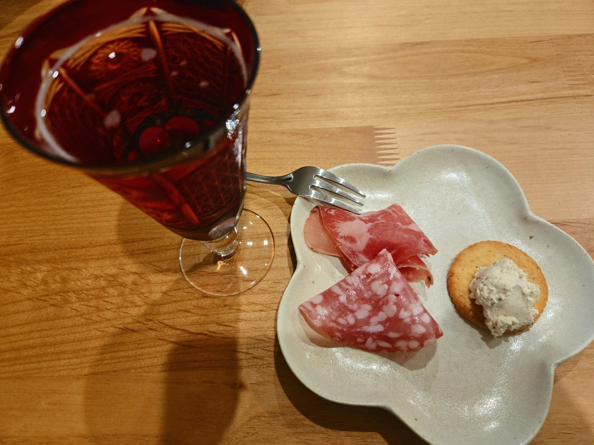 tymiiiy's tweet photo. 都農ワインのスパークリング
おいしくて飲みやすくて一瞬で飲んじゃった。

生ハム、オリーブオイルでビッタビタにして食べると塩味がちょうど良くなって好き涙 https://t.co/5Vw2fcLsrs