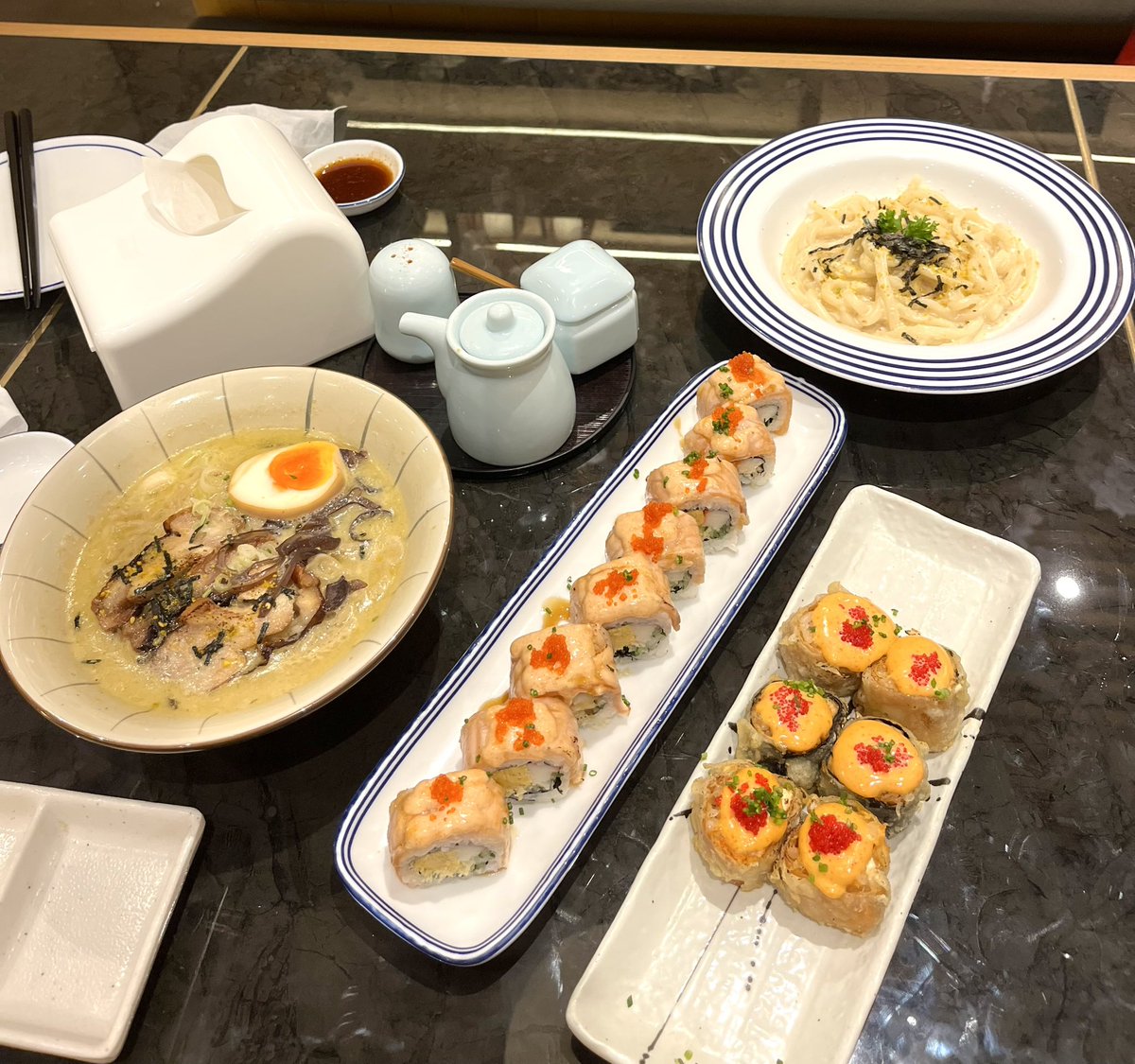 LLLANSSU's tweet photo. Malam minggu. It’s sushi time! 🍣 https://t.co/Zx9OvUJMIX