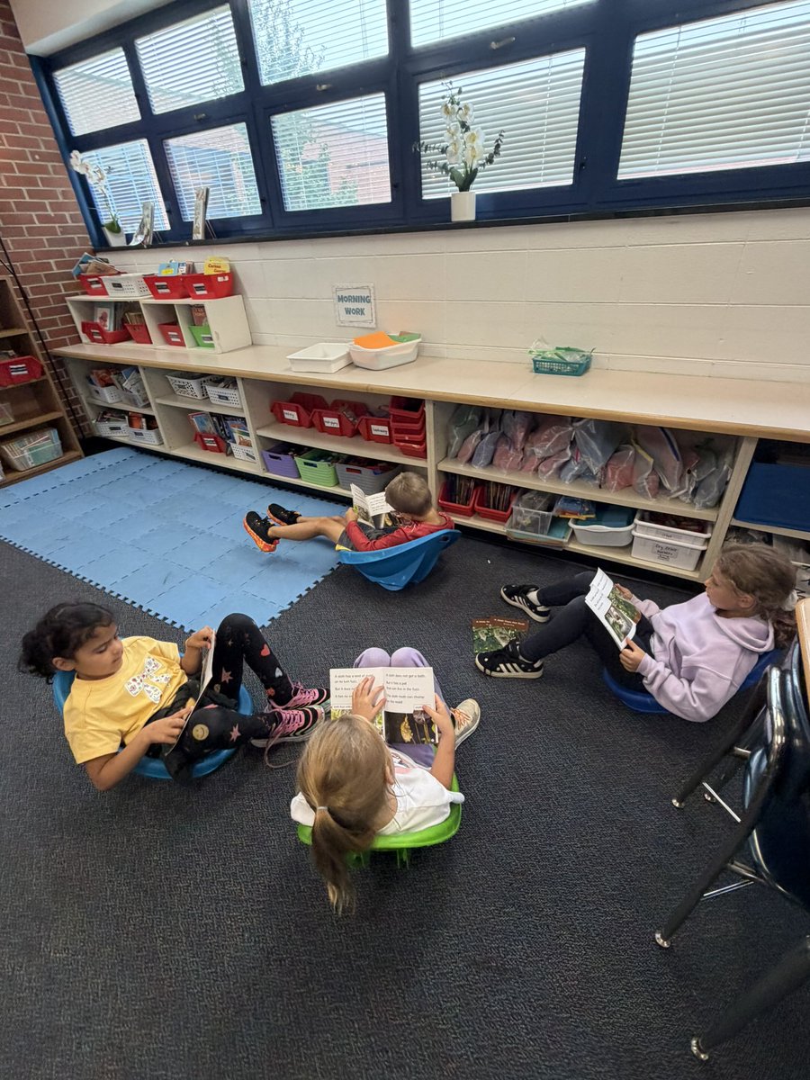 MrsIngram2nd's tweet photo. Reading in small groups with our decodable stories! Amazing teamwork, taking turns, and helping each other 😊 https://t.co/MdQeiQapf5