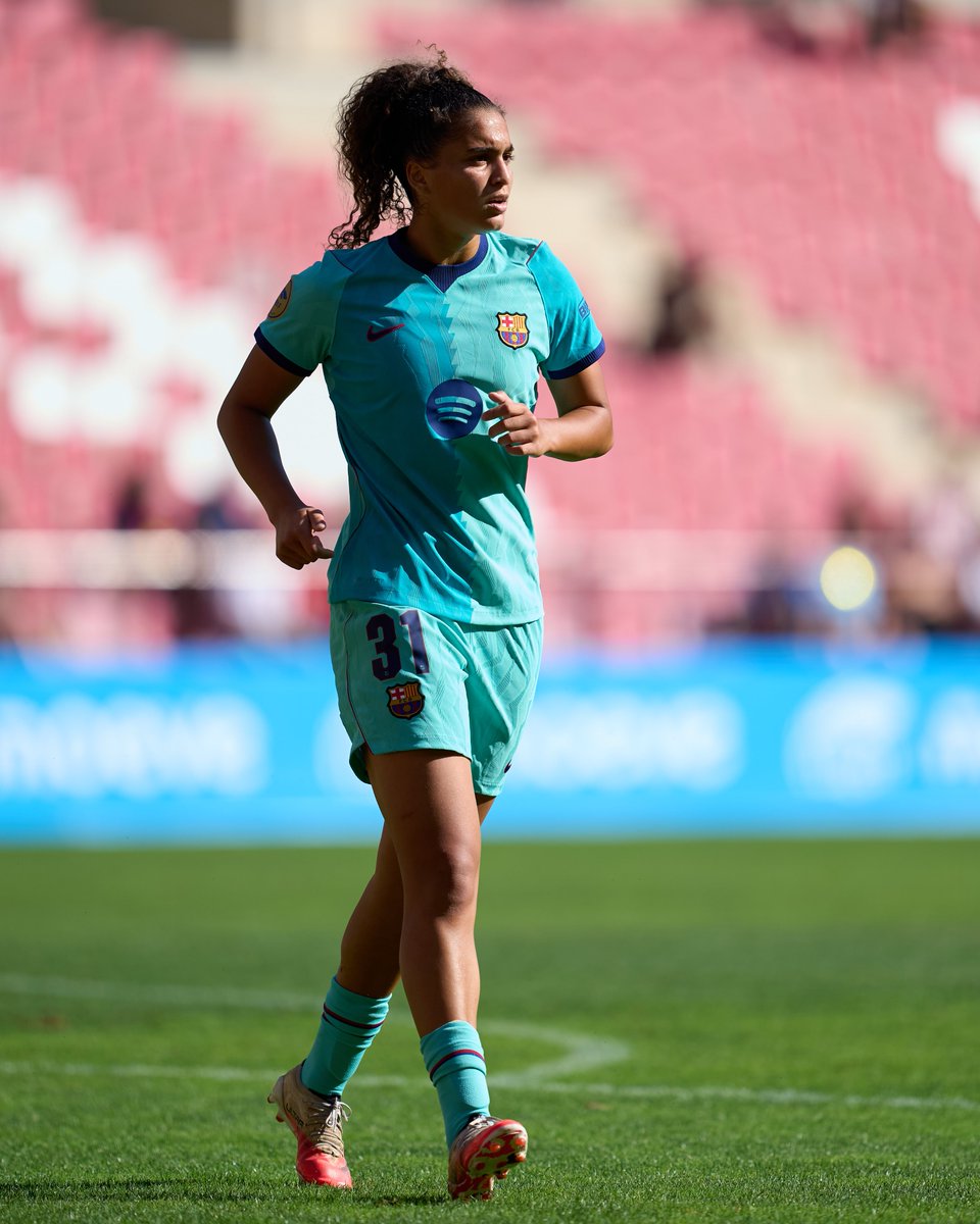 FCBfemeni's tweet photo. Mayssa és la futbolista més jove en marcar amb el primer equip, des que el Barça Femení és secció oficial del Club (2002).

𝟭𝟱 𝗮𝗻𝘆𝘀, 𝟴 𝗺𝗲𝘀𝗼𝘀 𝗶 𝟭𝟬 𝗱𝗶𝗲𝘀. https://t.co/rJjxOnFhcm