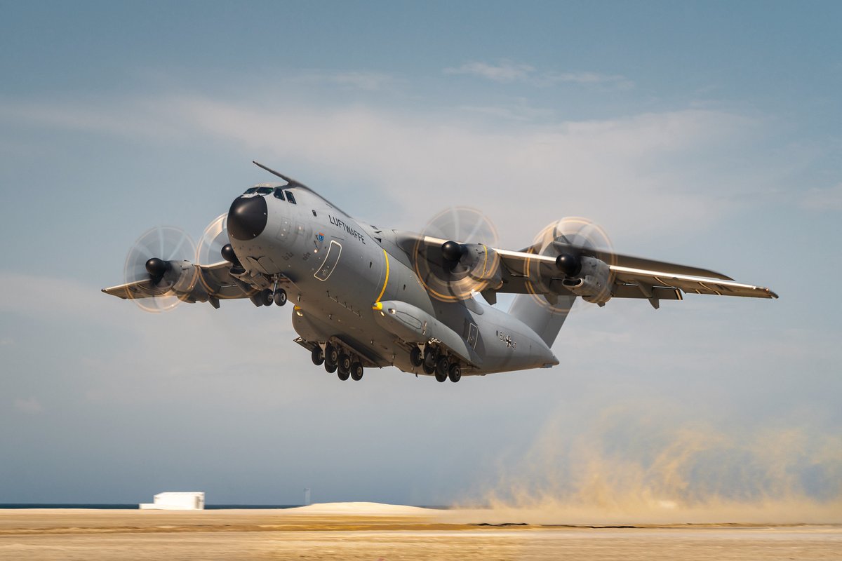 clemens_speer's tweet photo. 🇩🇪 Nach Angaben der Bild plant das BMVg die Beschaffung von 16 weiteren Transportflugzeugen A400M. Diese sollen einen Teil der Bestandsflotte ersetzen — es handelt sich also nicht um eine Stückzahlerhöhung.

Fraglich ist, ob dahinter ein tatsächlicher militärischer Bedarf steht oder ob wir es wieder einmal mit verdeckter Industrieförderung zu tun haben. Für Letzteres spricht zum einen, dass die A400M erst seit 2014 im Dienst stehen und damit noch lange nicht das Ende ihrer Nutzungsdauer erreicht haben — wenngleich sie intensiver genutzt werden als ursprünglich geplant. Zum anderen würde die Stückzahl von 16 es Airbus Defence and Space erlauben, die Produktion für genau zwei weitere Jahre aufrechtzuerhalten.

Sollte sich die Berichterstattung bestätigen, wäre dies nach der angekündigten Beschaffung eines vierten Flottendienstboots der Klasse 424 das zweite Vorhaben binnen kurzer Zeit, das stark nach Industrieförderung aussieht. Vorgeschoben werden dabei militärische Bedarfe, von denen zuvor bemerkenswerterweise nie die Rede war. Aber was machen schon ein paar Milliarden mehr oder weniger.🙃

Foto: Bundeswehr/Dennis Wolf