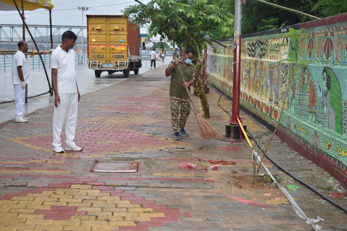 Crpf47bn's tweet photo. स्वच्छता ही सेवा अभियान–2026 के अंतर्गत 47बटालियन, केरिपुबल द्वारा फल्गु घाट पर गणेश विसर्जन के बाद आस-पास की साफ-सफाई  कर स्वच्छता अभियान चलाया गया। अभियान में अधिकारियों एवं कार्मिकों ने सक्रिय सहभागिता की।
@crpfindia
@HMOIndia
@SwachhBharatGov
@CentralZoneCrpf
@CRPFBIHARSECTOR https://t.co/NUSYH9pVQZ