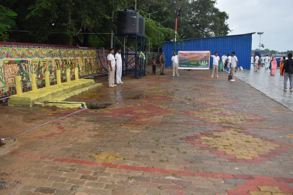Crpf47bn's tweet photo. स्वच्छता ही सेवा अभियान–2026 के अंतर्गत 47बटालियन, केरिपुबल द्वारा फल्गु घाट पर गणेश विसर्जन के बाद आस-पास की साफ-सफाई  कर स्वच्छता अभियान चलाया गया। अभियान में अधिकारियों एवं कार्मिकों ने सक्रिय सहभागिता की।
@crpfindia
@HMOIndia
@SwachhBharatGov
@CentralZoneCrpf
@CRPFBIHARSECTOR https://t.co/NUSYH9pVQZ