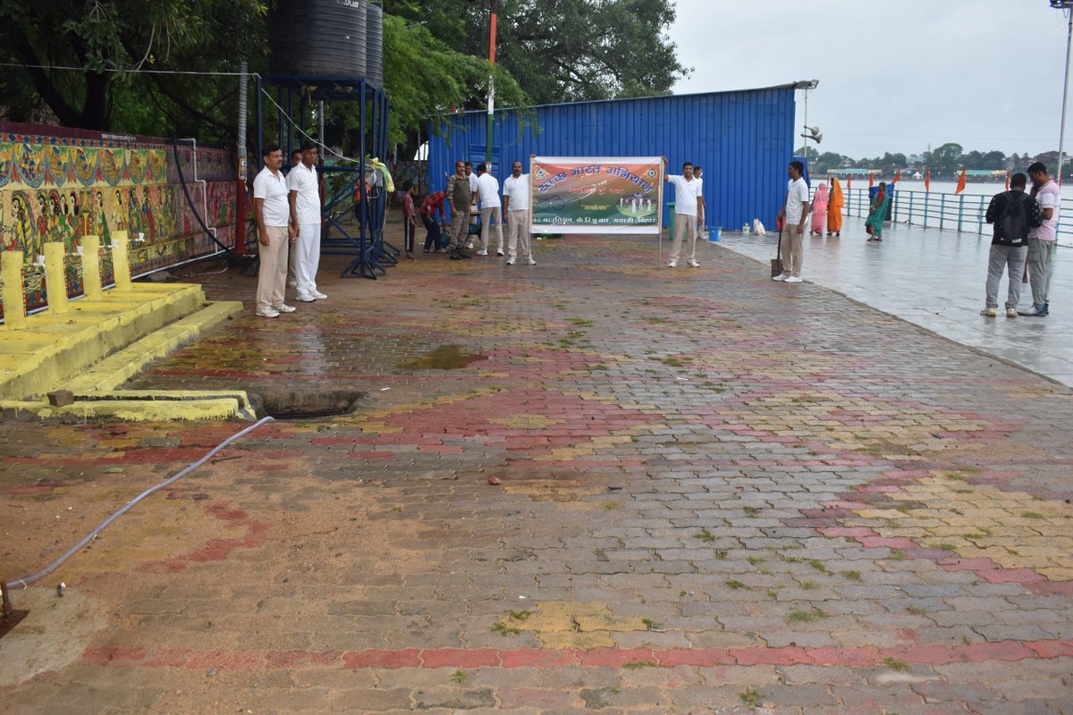Crpf47bn's tweet photo. स्वच्छता ही सेवा अभियान–2026 के अंतर्गत 47बटालियन, केरिपुबल द्वारा फल्गु घाट पर गणेश विसर्जन के बाद आस-पास की साफ-सफाई  कर स्वच्छता अभियान चलाया गया। अभियान में अधिकारियों एवं कार्मिकों ने सक्रिय सहभागिता की।
@crpfindia
@HMOIndia
@SwachhBharatGov
@CentralZoneCrpf
@CRPFBIHARSECTOR https://t.co/NUSYH9pVQZ