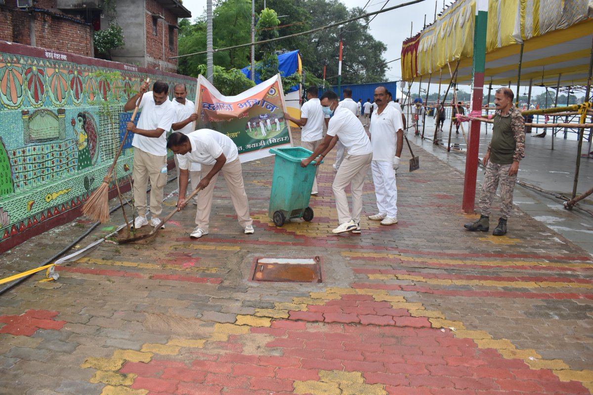 Crpf47bn's tweet photo. स्वच्छता ही सेवा अभियान–2026 के अंतर्गत 47बटालियन, केरिपुबल द्वारा फल्गु घाट पर गणेश विसर्जन के बाद आस-पास की साफ-सफाई  कर स्वच्छता अभियान चलाया गया। अभियान में अधिकारियों एवं कार्मिकों ने सक्रिय सहभागिता की।
@crpfindia
@HMOIndia
@SwachhBharatGov
@CentralZoneCrpf
@CRPFBIHARSECTOR https://t.co/NUSYH9pVQZ