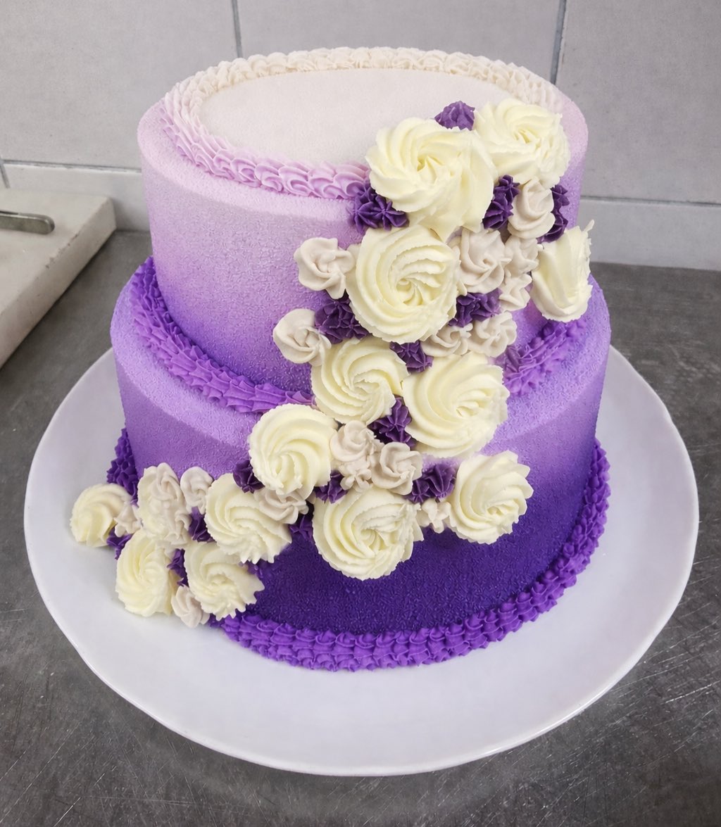 _dknya's tweet photo. オーダーケーキ載せるの流行ってるみたいなのを見たので、キャラクターの誕生日祝う概念のないパリで生誕した時のケーキ🫪WWWWW

⬅️試作品を作って送ってくれた写真
実際お部屋に置いてあったケーキ➡️ https://t.co/JBTdgoZn4B