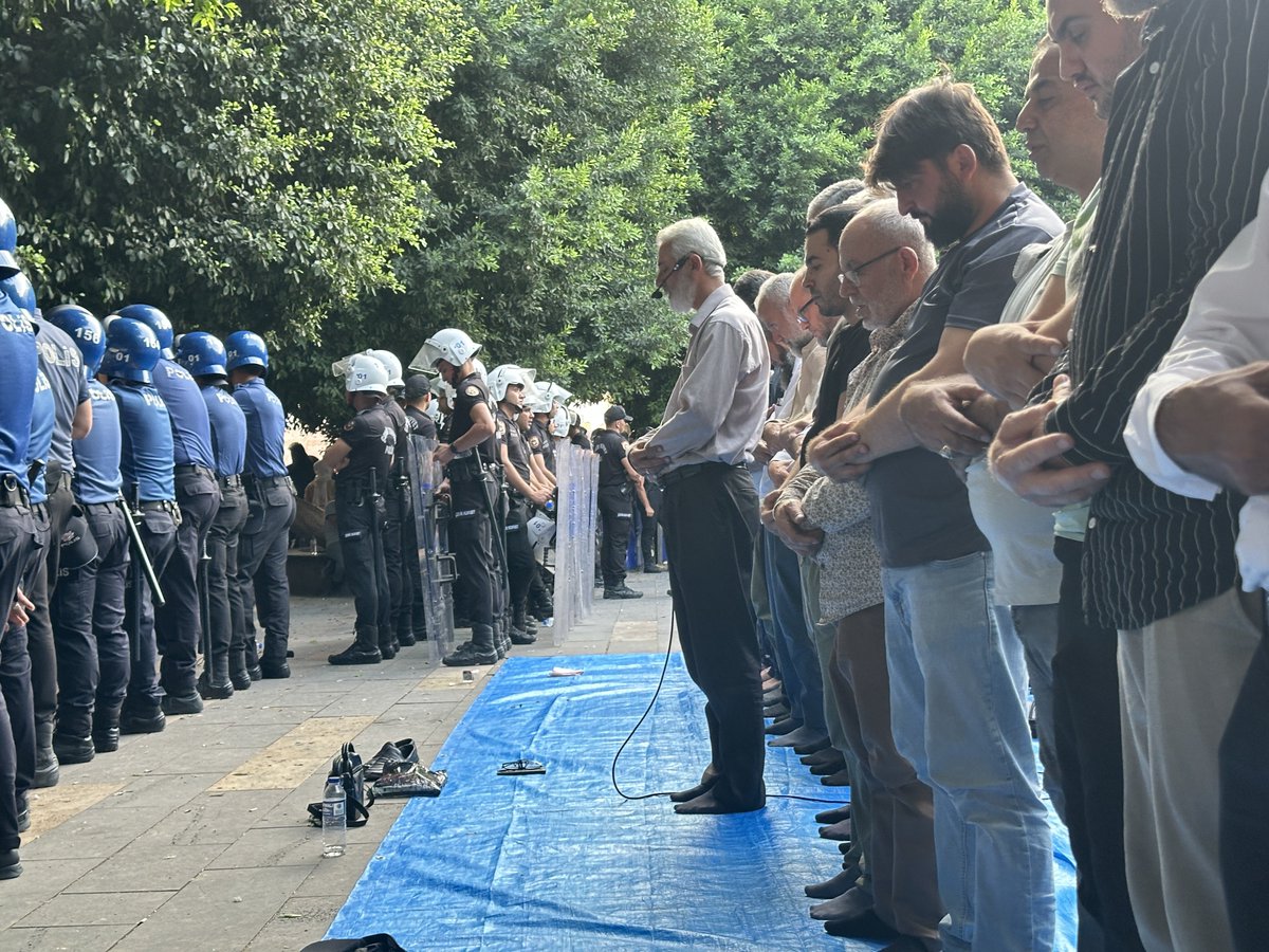 furkanhareketiT's tweet photo. ABLUKA ALTINDA NAMAZ! 

Adana Emniyetinin basın açıklaması sonrası alandan çıkışa izin vermemesi üzerine kardeşlerimiz alan içerisinde namaz kılmak zorunda bırakıldı! 

PolisAblukası
#AdanaEmniyeti
Polis DevletiIstemiyoruz https://t.co/zujkFMVlQK
