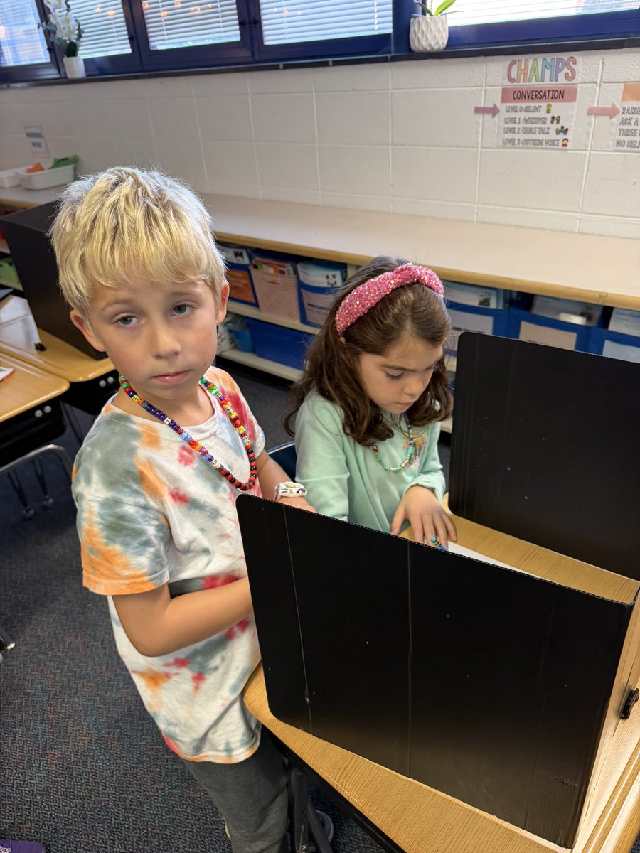 MrsIngram2nd's tweet photo. This class is filled with amazing helpers! Love these teacher assistants that jump at the chance to help their peers 🤗 https://t.co/SMkGIy9cwX