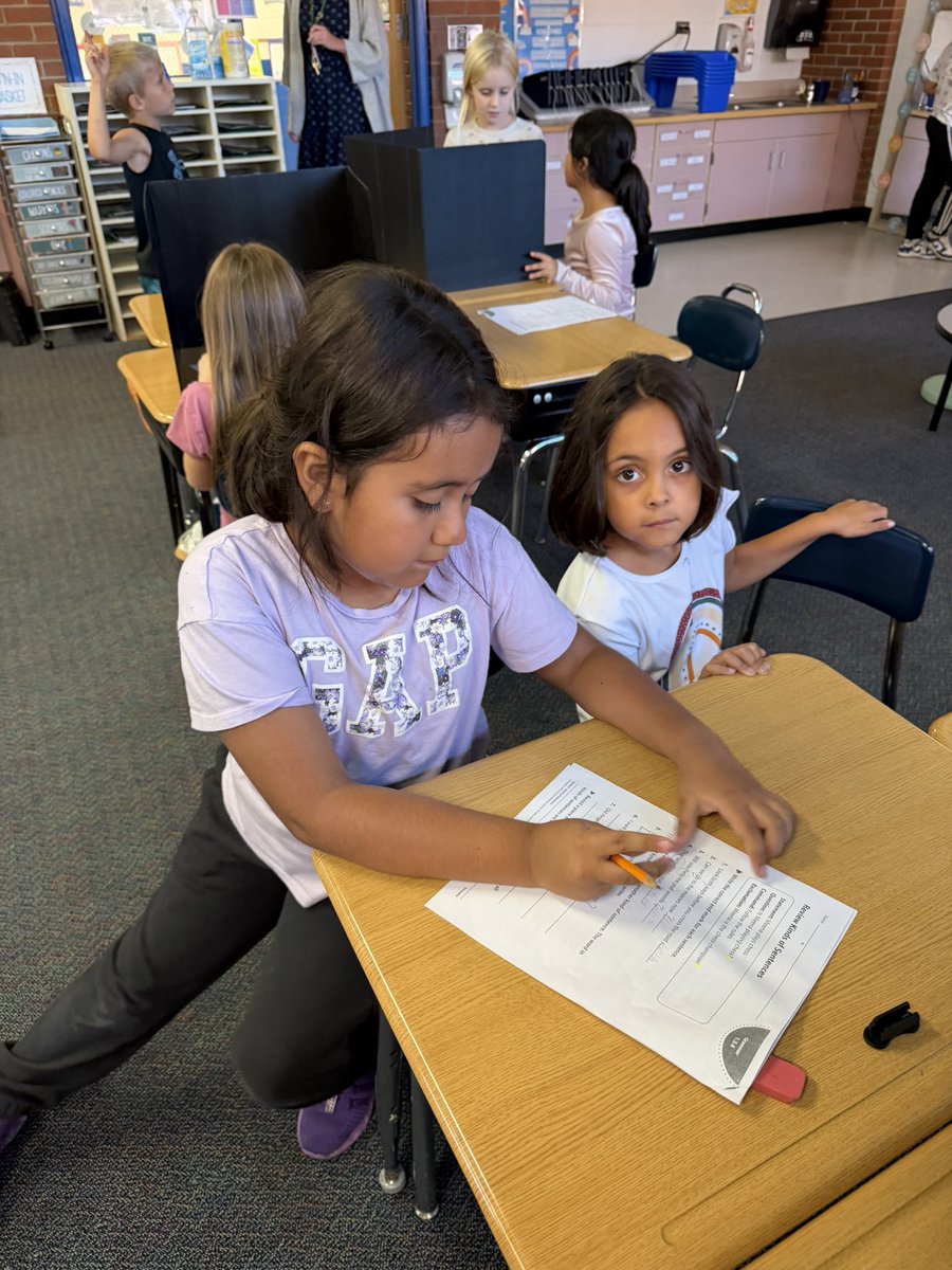 MrsIngram2nd's tweet photo. This class is filled with amazing helpers! Love these teacher assistants that jump at the chance to help their peers 🤗 https://t.co/SMkGIy9cwX