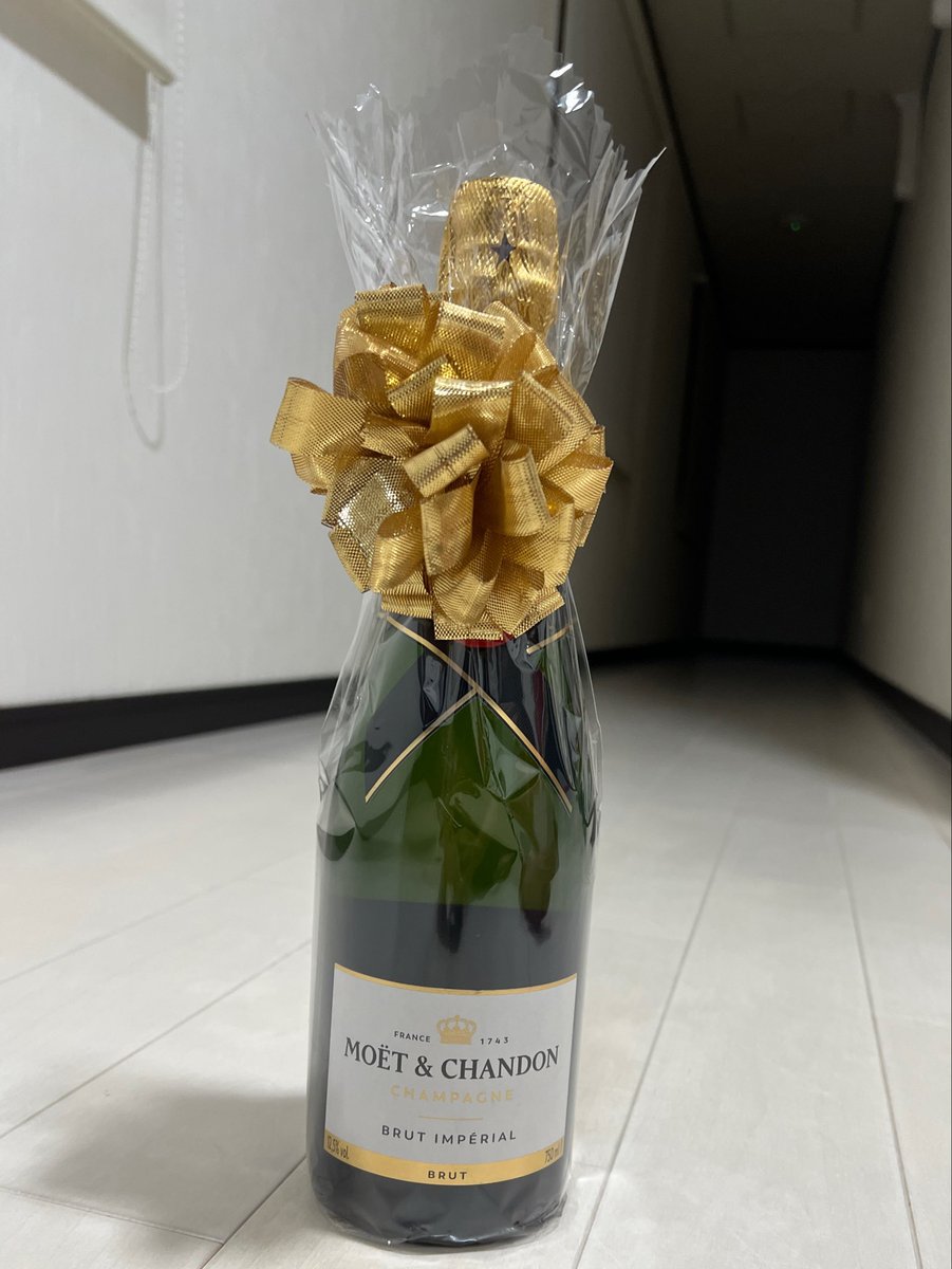 showshow_jp's tweet photo. 40年来の友人から怨み屋本舗通算100巻のお祝いシャンパンをもらった✨
嬉しい😊😊😊 https://t.co/Ud1ZheJSQu
