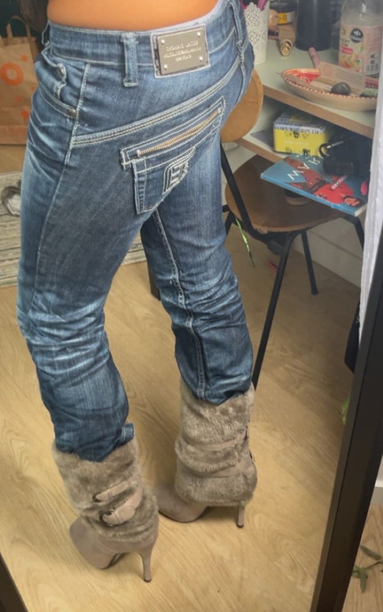 siathxis's tweet photo. j’ai besoin de nouvelle pompe les slaves 
venez me raquer💋💋

#feetfinder #findom #domina #moneyslave #raque https://t.co/0ict6ulRFL