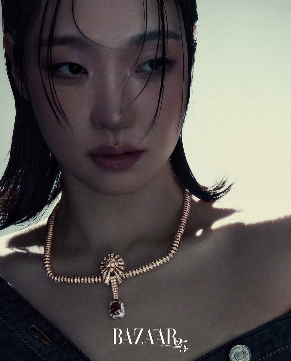 migoeun's tweet photo. Goeun x Chanel for Harper’s Bazaar Singapore https://t.co/FKWLoCNKFN