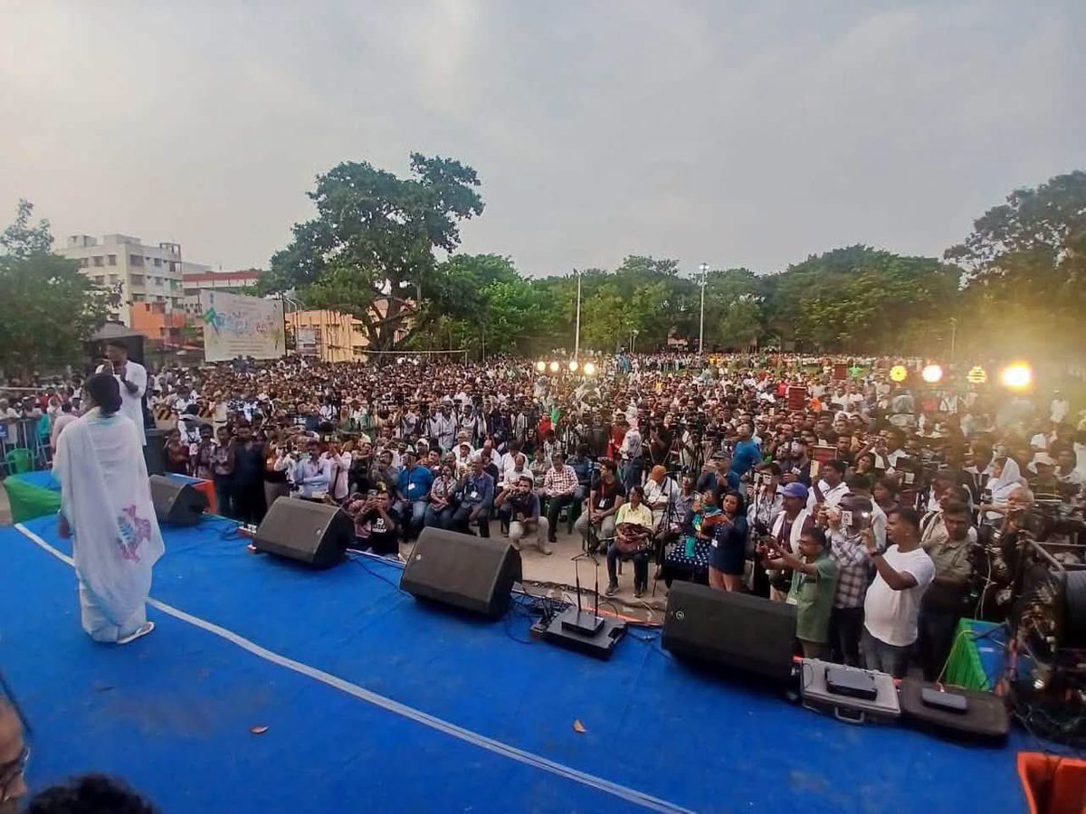 KBanerjee_AITC's tweet photo. Today, at the Serampore Court Maidan, Mamata Banerjee addressed a massive public gathering.

For those who once said that there would be no one left to hold the Trinamool Congress flag, here are a few photographs that speak for themselves.

@MamataOfficial https://t.co/uroKaagNVr