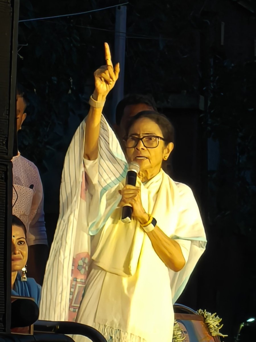 KBanerjee_AITC's tweet photo. Today, at the Serampore Court Maidan, Mamata Banerjee addressed a massive public gathering.

For those who once said that there would be no one left to hold the Trinamool Congress flag, here are a few photographs that speak for themselves.

@MamataOfficial https://t.co/uroKaagNVr