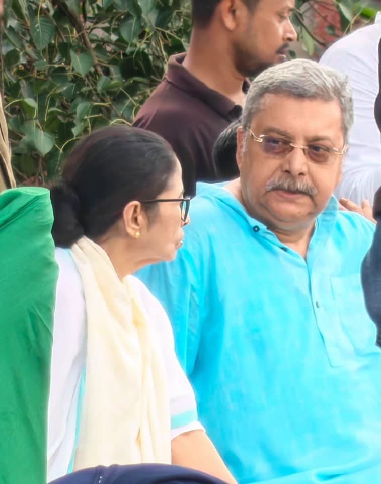 KBanerjee_AITC's tweet photo. Today, at the Serampore Court Maidan, Mamata Banerjee addressed a massive public gathering.

For those who once said that there would be no one left to hold the Trinamool Congress flag, here are a few photographs that speak for themselves.

@MamataOfficial https://t.co/uroKaagNVr