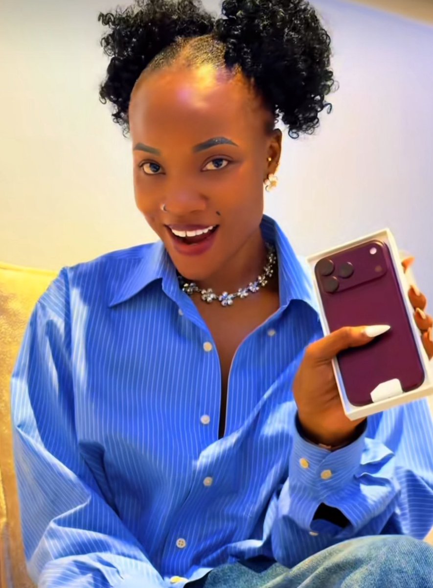 zirete_abdallah's tweet photo. Uganda 🇺🇬 is where you’ll find people who treat owning a smartphone 📱 like a major achievement in life. 😂

The phone is expensive, but the mindset should be even richer.

#ExcitementOnUgandans https://t.co/yB1EhGbwJF