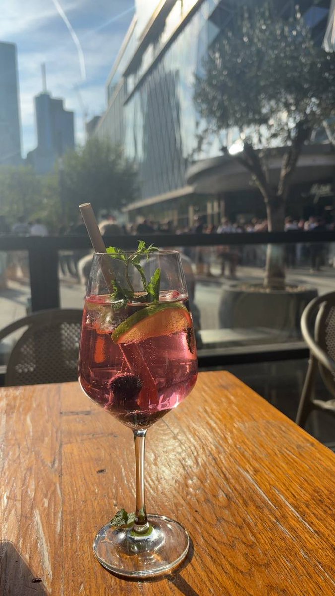 LadyC_Controls's tweet photo. Soft &amp; sparkling – „Die ‚Pink Hour‘ wirkt ganz anders, wenn sich die Stadt darin spiegelt ✨ Beeren + Minze + Sonnenschein = der einzige Plan, den ich heute brauchte.“ https://t.co/AVgwnayIbU