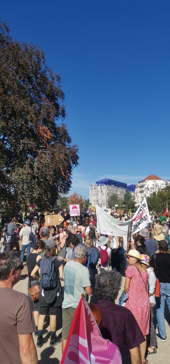 SeverineVezies's tweet photo. 🟢Marche climat à Besançon 

Beaucoup de monde cet apm pour la marche climat sous un soleil de plomb. 

Justice sociale ! Justice climatique ! 

#Besançon 
#franceinsoumise 
#26septembre https://t.co/i2H7fuCOHK