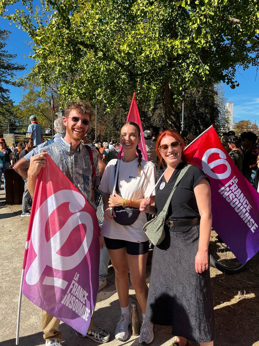 SeverineVezies's tweet photo. 🟢Marche climat à Besançon 

Beaucoup de monde cet apm pour la marche climat sous un soleil de plomb. 

Justice sociale ! Justice climatique ! 

#Besançon 
#franceinsoumise 
#26septembre https://t.co/i2H7fuCOHK