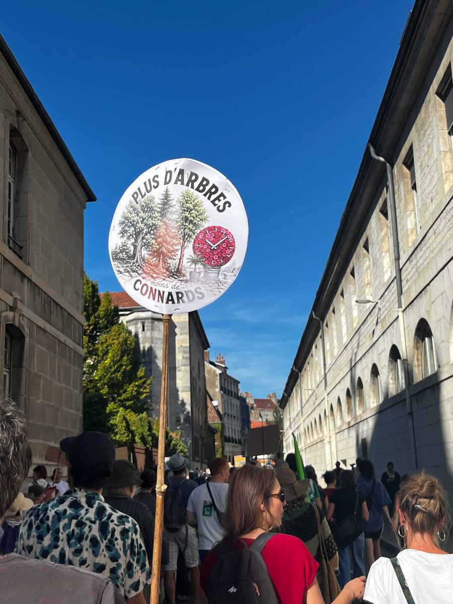 SeverineVezies's tweet photo. 🟢Marche climat à Besançon 

Beaucoup de monde cet apm pour la marche climat sous un soleil de plomb. 

Justice sociale ! Justice climatique ! 

#Besançon 
#franceinsoumise 
#26septembre https://t.co/i2H7fuCOHK