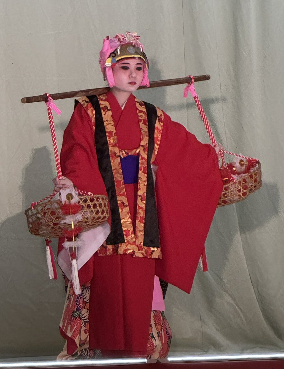 wkikuro's tweet photo. きょうは夕方、恩納村の名嘉真に行き、まず「仲間節」の原歌の歌碑を見学。午後７時からは、名嘉真区公民館で豊年祭。舞台で区民による舞踊など20数演目が繰り広げられ、最後は地域に伝わる民俗芸能「南ぬ島」で幕。受け継がれてきた手づくりの地域芸能を堪能しました。 https://t.co/dmgr754kDV