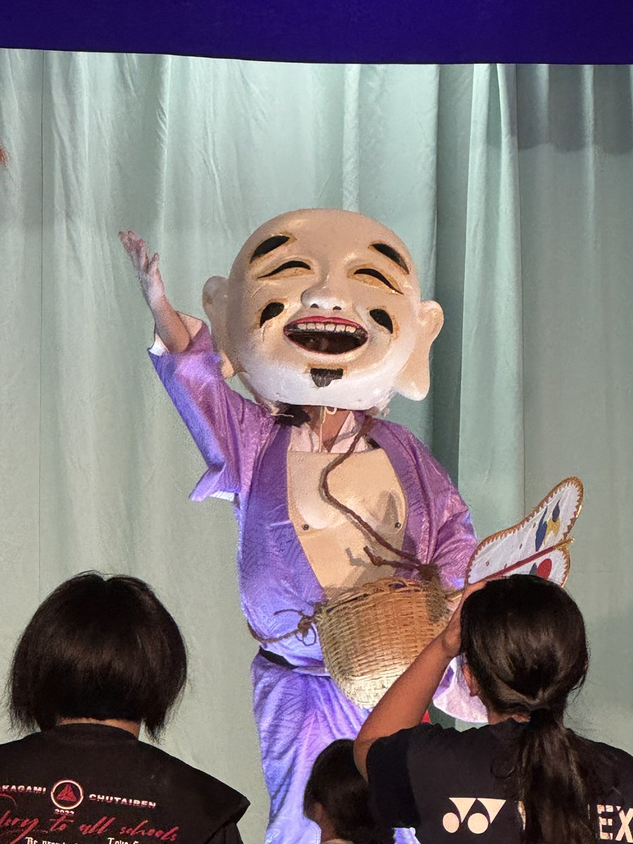 wkikuro's tweet photo. きょうは夕方、恩納村の名嘉真に行き、まず「仲間節」の原歌の歌碑を見学。午後７時からは、名嘉真区公民館で豊年祭。舞台で区民による舞踊など20数演目が繰り広げられ、最後は地域に伝わる民俗芸能「南ぬ島」で幕。受け継がれてきた手づくりの地域芸能を堪能しました。 https://t.co/dmgr754kDV