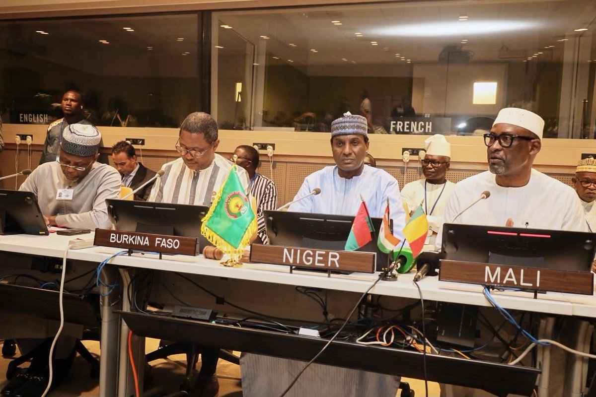 MaliMaeci's tweet photo. Au siège de l’Organisation des Nations Unies, la Confédération des États du Sahel (AES) s’affirme.

En marge de la semaine de haut niveau de l’Assemblée générale des Nations Unies, les Ministres des Affaires étrangères de la Confédération AES, en présence du Premier Ministre nigérien, ont tenu, le vendredi 25 septembre 2026, un évènement parallèle majeur sous le thème : « Sécurité et développement au Sahel : cas de la Confédération des États du Sahel ».

Cadre privilégié d’information, de partage de vision et de dialogue constructif, cet évènement de haute portée diplomatique a mobilisé plusieurs hautes personnalités des pays amis et des Organisations internationales, régionales et sous régionales.

Entre partage de la vision de la Confédération AES, témoignage sur ses acquis et efforts de sécurisation et de stabilisation de la sous-région, la convergence de vues des participants est que la Confédération AES constitue aujourd’hui une réalité géopolitique incontournable au niveau sous régional ouest africain.

Instrument de paix, de développement et d’intégration socio-économique, la Confédération AES constitue, de l’avis de certains participants, une digue qui retient et protège les autres pays contre l’hydre terroriste, objet de sacrifices importants à la fois militaires et financiers des pays de l’AES. 

Plusieurs Chefs de la diplomatie et autres personnalités de haut rang y ont pris la parole pour des déclarations de soutien et d’encouragement, notamment, le Maroc, le Togo, l’Algérie, le Congo, le Royaume Uni, la Russie, les États Unis d’Amérique, les Nations Unies, l’Union africaine et la CEDEAO.

Parmi les fortes déclarations, nous pouvons retenir entre autres : « Si le Sahel va mal, les pays côtiers que nous sommes, du Nigéria jusqu'au Sénégal, iront mal. C'est pourquoi il faut le soutenir de manière inconditionnelle parce que les pays de l’AES constituent une digue pour nous les pays côtiers. » ; « Cette organisation a fait son choix et on doit l’accompagner, sans donner de leçon » ; « Nous respectons la souveraineté et l’intégrité territoriale des pays de la Confédération AES » ; « les pays du Sahel n'ont pas besoin de solutions formulées sans eux ».

Tout en précisant que la Confédération AES n'a pas été créée pour s'isoler ou s'opposer à une quelconque organisation, le Ministre DIOP a, pour sa part, dénoncé avec force la menace dangereuse pour la stabilité sous-régionale que constitue l’Ukraine en soutien assumé aux terroristes qui endeuillent les populations innocentes au Sahel. Face à cette attitude inacceptable de l’Ukraine, la communauté internationale ne doit pas rester silencieuse et inactive, a-t-il averti. 

Selon les organisateurs de cet évènement d’une mobilisation exceptionnelle, la Confédération AES poursuit le noble objectif de défense des intérêts de son peuple pour satisfaire ses aspirations profondes de paix, de sécurité et du développement durable. Elle reste donc ouverte à la coopération mutuellement bénéfique, respectueuse des principes de partenariat fondés sur la souveraineté et le respect mutuel.

Bureau de l’Information et de la Presse/MAECI.