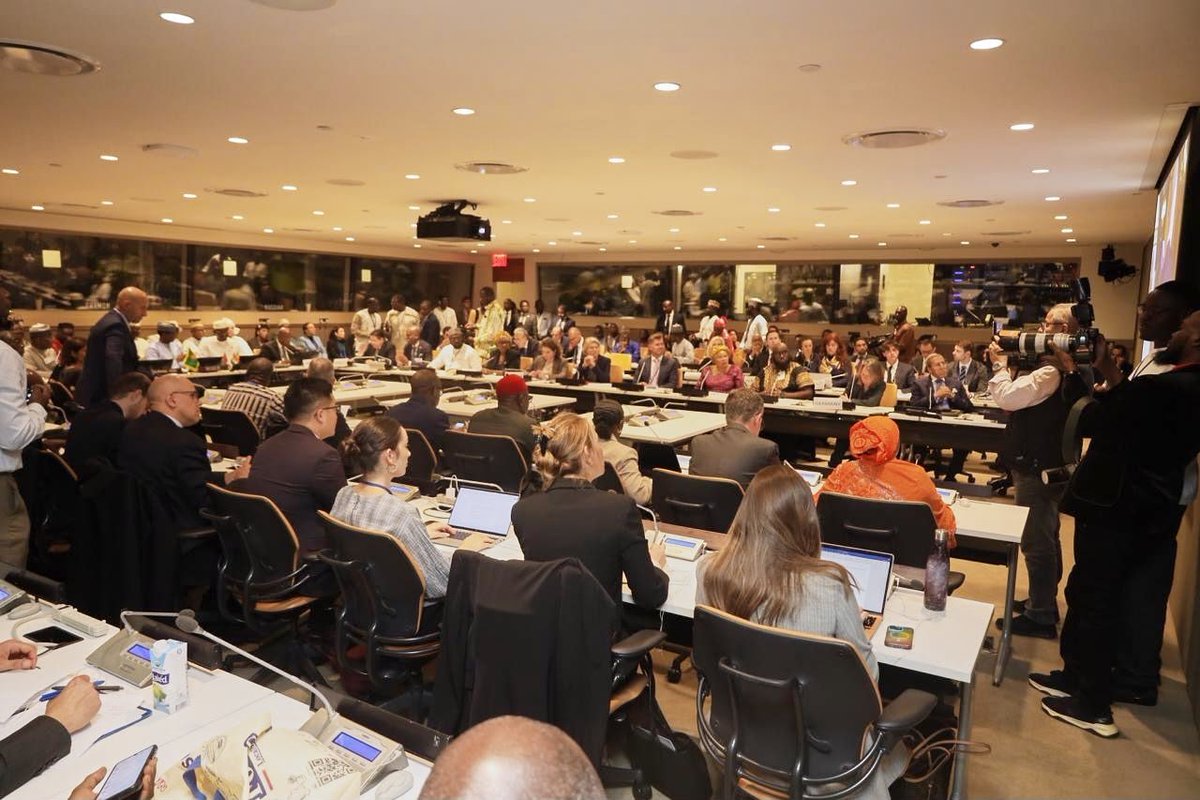 MaliMaeci's tweet photo. Au siège de l’Organisation des Nations Unies, la Confédération des États du Sahel (AES) s’affirme.

En marge de la semaine de haut niveau de l’Assemblée générale des Nations Unies, les Ministres des Affaires étrangères de la Confédération AES, en présence du Premier Ministre nigérien, ont tenu, le vendredi 25 septembre 2026, un évènement parallèle majeur sous le thème : « Sécurité et développement au Sahel : cas de la Confédération des États du Sahel ».

Cadre privilégié d’information, de partage de vision et de dialogue constructif, cet évènement de haute portée diplomatique a mobilisé plusieurs hautes personnalités des pays amis et des Organisations internationales, régionales et sous régionales.

Entre partage de la vision de la Confédération AES, témoignage sur ses acquis et efforts de sécurisation et de stabilisation de la sous-région, la convergence de vues des participants est que la Confédération AES constitue aujourd’hui une réalité géopolitique incontournable au niveau sous régional ouest africain.

Instrument de paix, de développement et d’intégration socio-économique, la Confédération AES constitue, de l’avis de certains participants, une digue qui retient et protège les autres pays contre l’hydre terroriste, objet de sacrifices importants à la fois militaires et financiers des pays de l’AES. 

Plusieurs Chefs de la diplomatie et autres personnalités de haut rang y ont pris la parole pour des déclarations de soutien et d’encouragement, notamment, le Maroc, le Togo, l’Algérie, le Congo, le Royaume Uni, la Russie, les États Unis d’Amérique, les Nations Unies, l’Union africaine et la CEDEAO.

Parmi les fortes déclarations, nous pouvons retenir entre autres : « Si le Sahel va mal, les pays côtiers que nous sommes, du Nigéria jusqu'au Sénégal, iront mal. C'est pourquoi il faut le soutenir de manière inconditionnelle parce que les pays de l’AES constituent une digue pour nous les pays côtiers. » ; « Cette organisation a fait son choix et on doit l’accompagner, sans donner de leçon » ; « Nous respectons la souveraineté et l’intégrité territoriale des pays de la Confédération AES » ; « les pays du Sahel n'ont pas besoin de solutions formulées sans eux ».

Tout en précisant que la Confédération AES n'a pas été créée pour s'isoler ou s'opposer à une quelconque organisation, le Ministre DIOP a, pour sa part, dénoncé avec force la menace dangereuse pour la stabilité sous-régionale que constitue l’Ukraine en soutien assumé aux terroristes qui endeuillent les populations innocentes au Sahel. Face à cette attitude inacceptable de l’Ukraine, la communauté internationale ne doit pas rester silencieuse et inactive, a-t-il averti. 

Selon les organisateurs de cet évènement d’une mobilisation exceptionnelle, la Confédération AES poursuit le noble objectif de défense des intérêts de son peuple pour satisfaire ses aspirations profondes de paix, de sécurité et du développement durable. Elle reste donc ouverte à la coopération mutuellement bénéfique, respectueuse des principes de partenariat fondés sur la souveraineté et le respect mutuel.

Bureau de l’Information et de la Presse/MAECI.