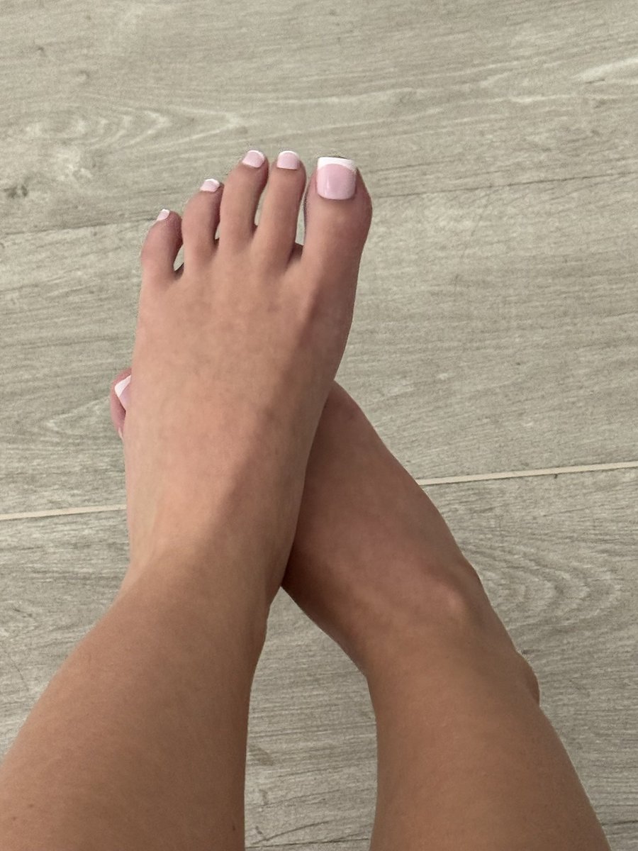 lex_soles's tweet photo. happy saturday! 🙃💕

#feet #frenchtips https://t.co/1TW4FuX1x2