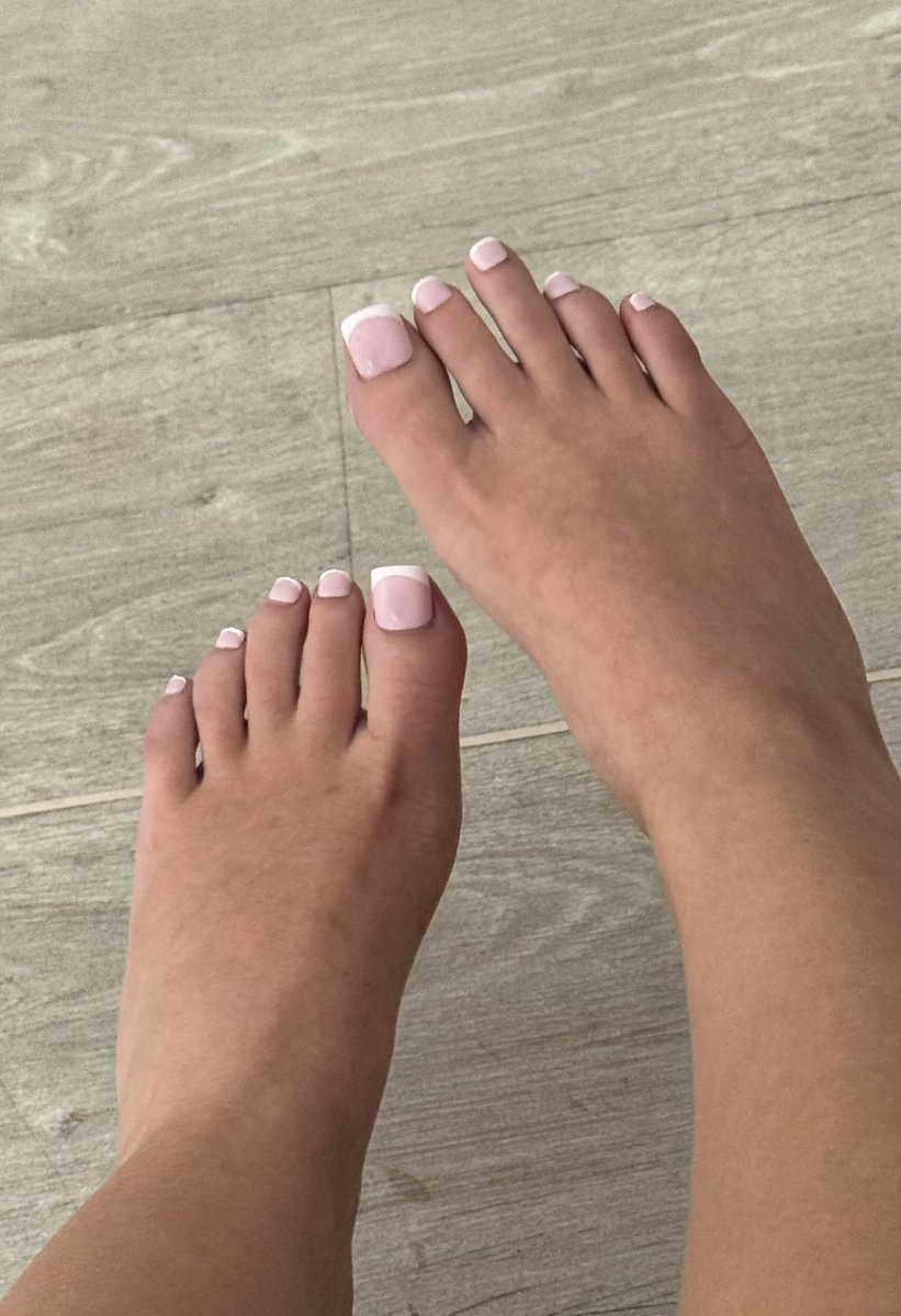 lex_soles's tweet photo. happy saturday! 🙃💕

#feet #frenchtips https://t.co/1TW4FuX1x2
