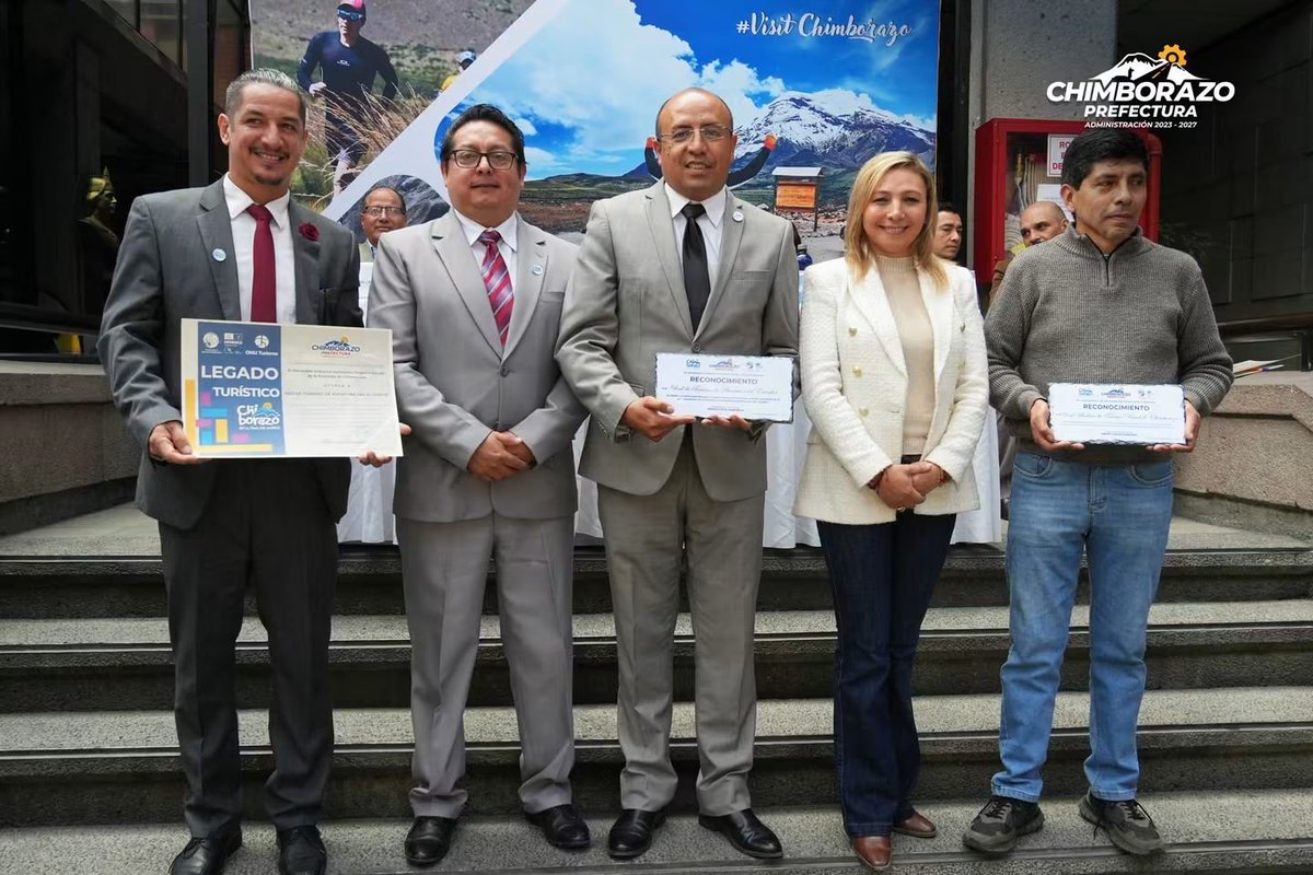 CAPTURLOSRIOS's tweet photo. ORGULLOSAMENTE RIOSENSE 

Nuestro representante de la Provincia de Los Ríos Wimper  Romero Gómez de la Torre  recibiendo con humildad y alegria una Placa 🏆🎖y Reconocimiento Turístico 📝por parte de la Prefectura de Chimborazo y su máxima Autoridad la Abg. Mónica Loza Torres https://t.co/eJznWXW2cQ
