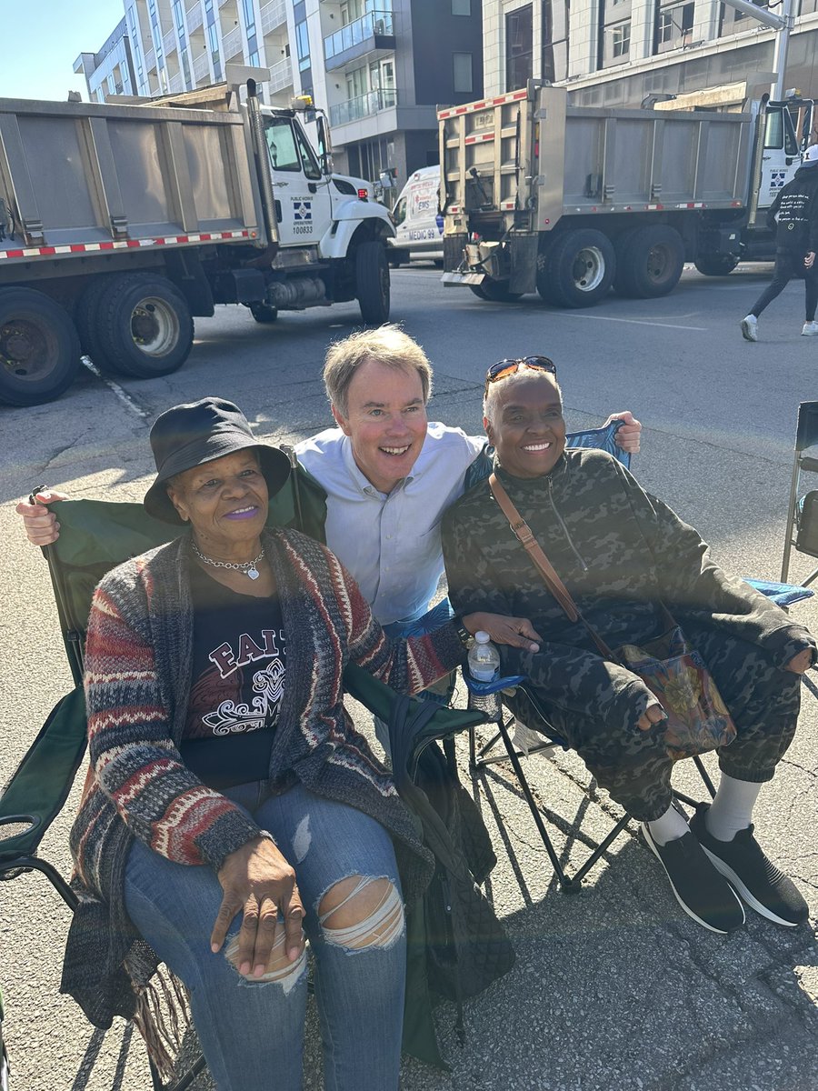 IndyMayorJoe's tweet photo. Was proud to see so many neighbors at the Circle City Classic parade today. Thank you to @InBlackExpoInc for hosting such a cherished tradition. https://t.co/OGmhTqbfiq