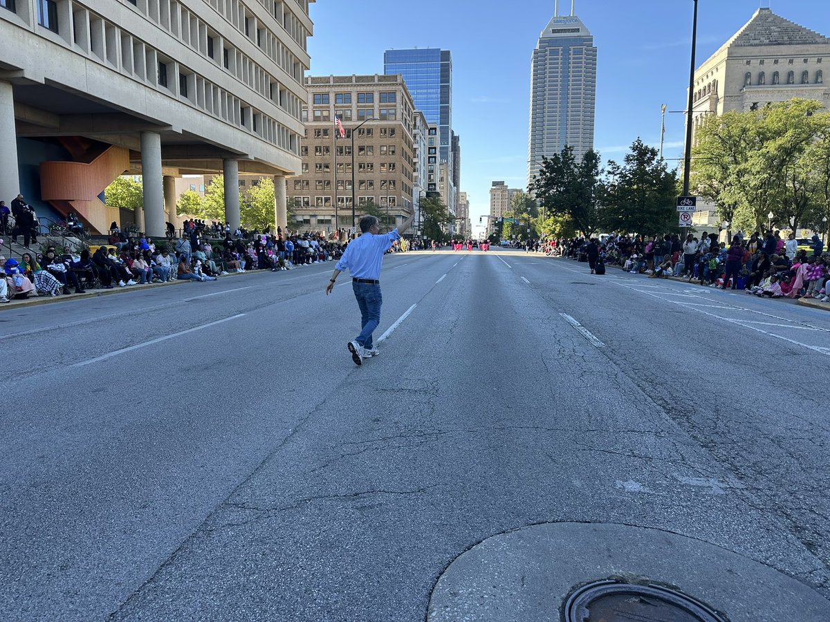 IndyMayorJoe's tweet photo. Was proud to see so many neighbors at the Circle City Classic parade today. Thank you to @InBlackExpoInc for hosting such a cherished tradition. https://t.co/OGmhTqbfiq