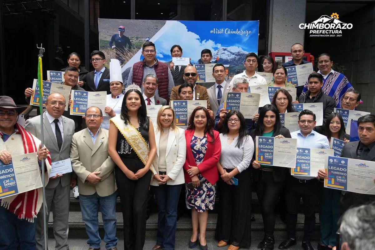 CAPTURLOSRIOS's tweet photo. ORGULLOSAMENTE RIOSENSE 

Nuestro representante de la Provincia de Los Ríos Wimper  Romero Gómez de la Torre  recibiendo con humildad y alegria una Placa 🏆🎖y Reconocimiento Turístico 📝por parte de la Prefectura de Chimborazo y su máxima Autoridad la Abg. Mónica Loza Torres https://t.co/eJznWXW2cQ