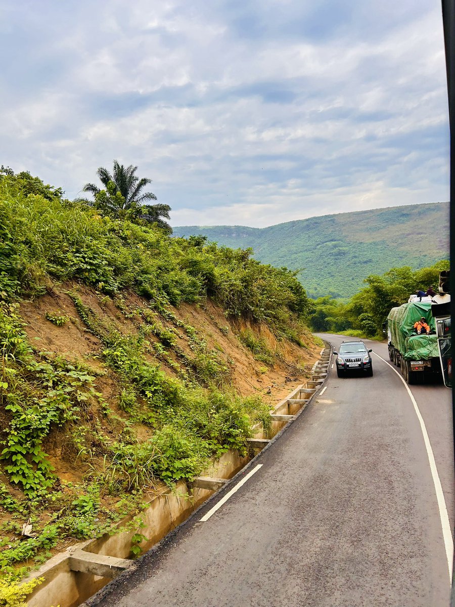 benjimk's tweet photo. Le Grand Bandundu est une terre qui a donné à la RDC de grands intellectuels, des Premiers ministres et tant d’autres figures qui font la fierté du pays. Pourtant, cette immense région reste cruellement sous-équipée en infrastructures.

Le crash survenu hier à Kenge me touche particulièrement : j’ai moi-même perdu un cousin il y a quelques années dans un accident aérien similaire dans cette province.

Comment accepter qu’une région aussi importante ne dispose toujours pas d’infrastructures aéroportuaires modernes permettant d’accueillir correctement des avions régionaux comme les Bombardier ? À Kenge, l’absence d’un aéroport répondant aux normes a même été relevée après le drame.

J’ai visité le Grand Bandundu il y a environ un an. Ses paysages sont à couper le souffle, sa jeunesse est ambitieuse, mais les infrastructures restent très en retard.

Le Grand Bandundu mérite mieux : des routes, des aéroports modernes et sûrs, des infrastructures à la hauteur de son potentiel et de sa population.

Il faut faire quelque chose.