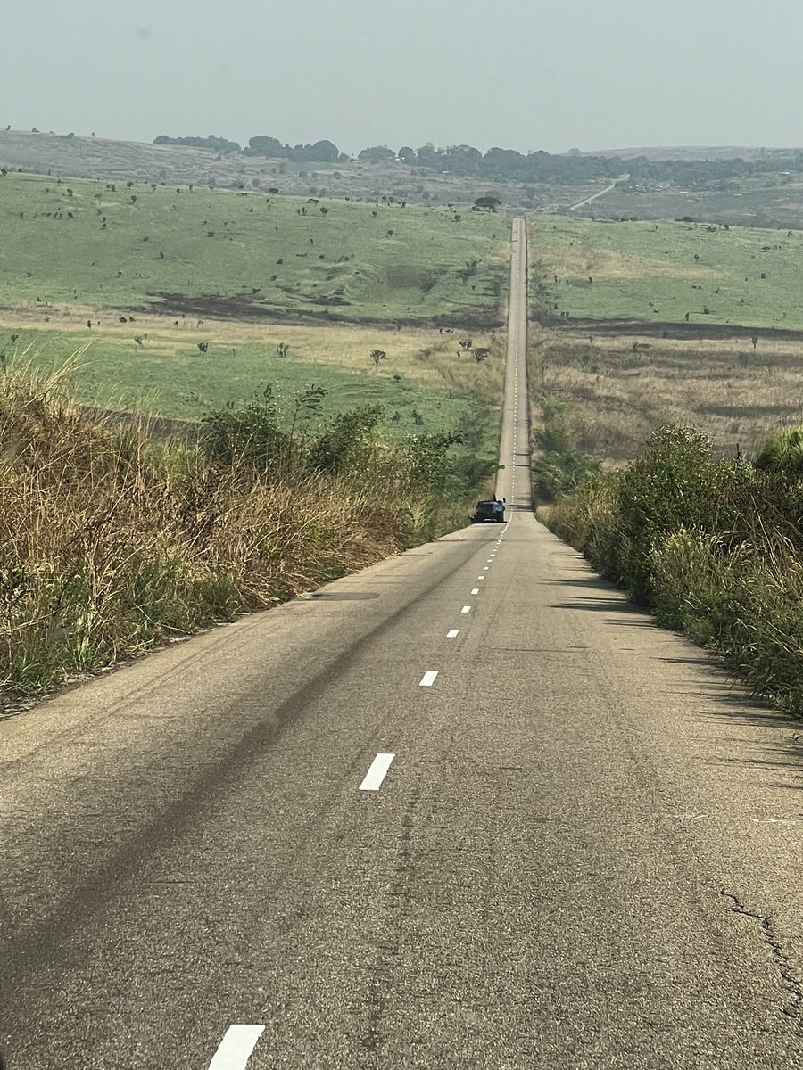 benjimk's tweet photo. Le Grand Bandundu est une terre qui a donné à la RDC de grands intellectuels, des Premiers ministres et tant d’autres figures qui font la fierté du pays. Pourtant, cette immense région reste cruellement sous-équipée en infrastructures.

Le crash survenu hier à Kenge me touche particulièrement : j’ai moi-même perdu un cousin il y a quelques années dans un accident aérien similaire dans cette province.

Comment accepter qu’une région aussi importante ne dispose toujours pas d’infrastructures aéroportuaires modernes permettant d’accueillir correctement des avions régionaux comme les Bombardier ? À Kenge, l’absence d’un aéroport répondant aux normes a même été relevée après le drame.

J’ai visité le Grand Bandundu il y a environ un an. Ses paysages sont à couper le souffle, sa jeunesse est ambitieuse, mais les infrastructures restent très en retard.

Le Grand Bandundu mérite mieux : des routes, des aéroports modernes et sûrs, des infrastructures à la hauteur de son potentiel et de sa population.

Il faut faire quelque chose.