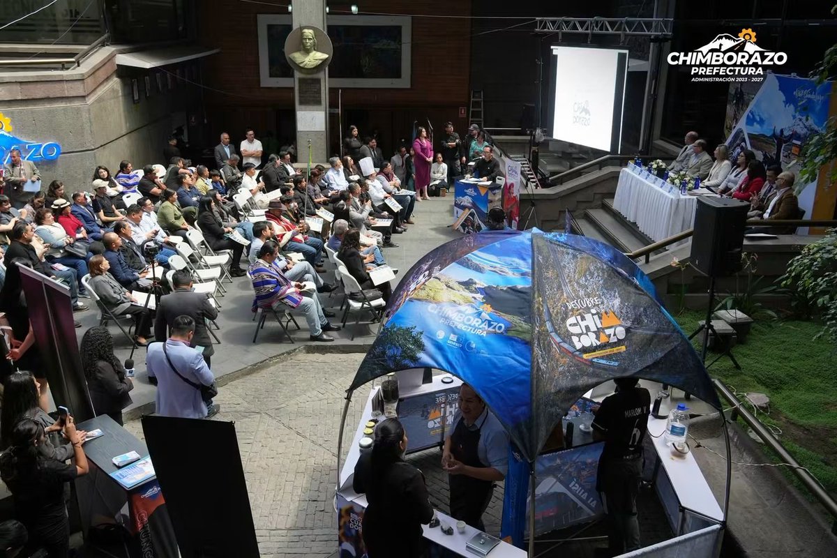 CAPTURLOSRIOS's tweet photo. ORGULLOSAMENTE RIOSENSE 

Nuestro representante de la Provincia de Los Ríos Wimper  Romero Gómez de la Torre  recibiendo con humildad y alegria una Placa 🏆🎖y Reconocimiento Turístico 📝por parte de la Prefectura de Chimborazo y su máxima Autoridad la Abg. Mónica Loza Torres https://t.co/eJznWXW2cQ