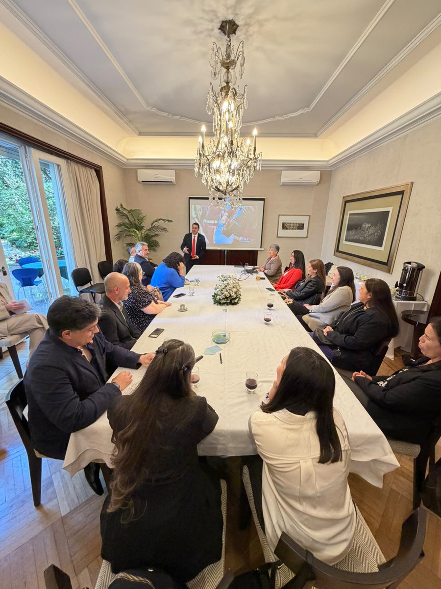 SECTUR_mx's tweet photo. México se sigue acercando a quienes llevan nuestros destinos al mundo. 🇲🇽🇦🇷

En la Embajada de México en Buenos Aires, presentamos la oferta turística de Los Cabos, Baja California y la Ciudad de México ante representantes de 20 mayoristas y agencias de viajes.

Este encuentro fortalece los vínculos con el sector turístico argentino y abre nuevas oportunidades para que más visitantes descubran la diversidad de experiencias que ofrece nuestro país. #MéxicoEstáDeModa ✨