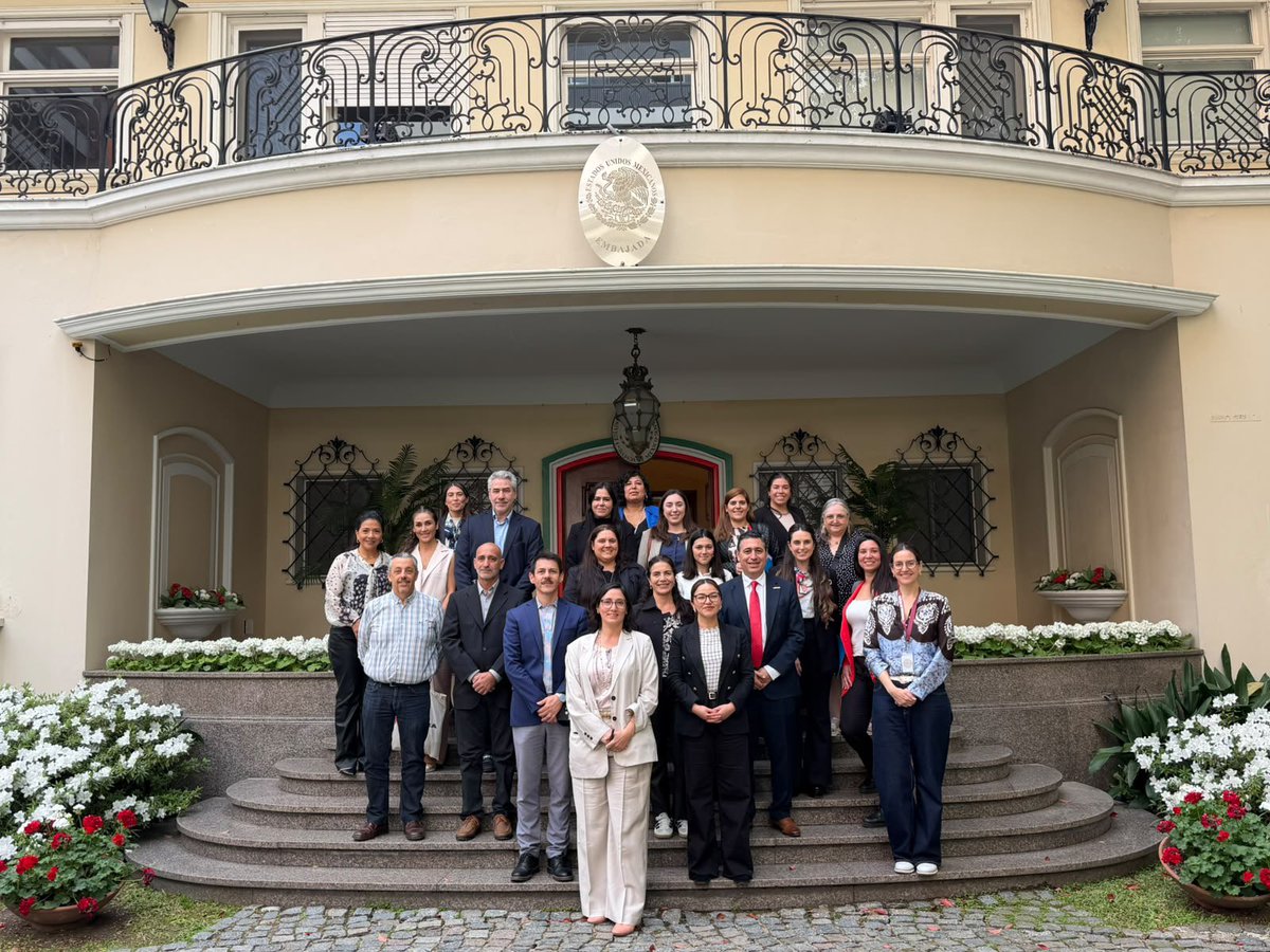 SECTUR_mx's tweet photo. México se sigue acercando a quienes llevan nuestros destinos al mundo. 🇲🇽🇦🇷

En la Embajada de México en Buenos Aires, presentamos la oferta turística de Los Cabos, Baja California y la Ciudad de México ante representantes de 20 mayoristas y agencias de viajes.

Este encuentro fortalece los vínculos con el sector turístico argentino y abre nuevas oportunidades para que más visitantes descubran la diversidad de experiencias que ofrece nuestro país. #MéxicoEstáDeModa ✨
