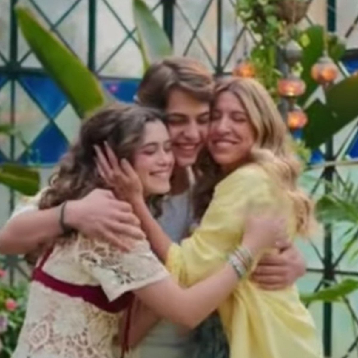 abispademiel's tweet photo. Mira el video con IA que me sale en YouTube. Me van a perseguir hasta el fin de mis días.
Maldigo (no) el día en que me metí a ese universo https://t.co/dFxlJFIsas