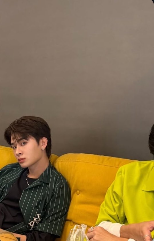 wwabell's tweet photo. น้องเน้กหนิ 🤨 ไทยเน้ก หลังกล้องชั้นให้เลยล่ะนั่งข้างกันตัวติดกันเป็นแฟนตลอด

แต้งกิ้วกัปตันคอป🫡 https://t.co/cFI2BGI099
