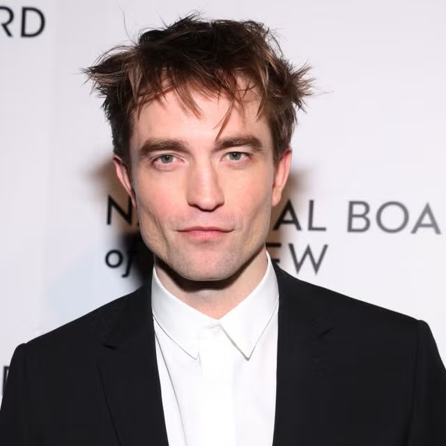 DCNewsHQ's tweet photo. Robert Pattinson addresses a DCU Batman crossover

Robert Pattinson has said fitting Matt Reeves’ Batman into James Gunn’s DCU would be “tough.” This reinforces the current separation between Reeves’ The Batman universe and the main DCU. https://t.co/JrwSxYeuSm