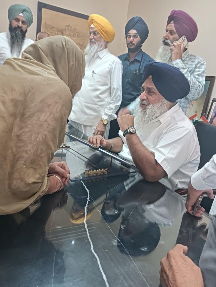 ekaantpuri's tweet photo. ਬਹਿਰੀਨ ਵਾਲੀ ਬੀਬੀ ਦੀਆਂ ਸੁਖਬੀਰ ਬਾਦਲ ਨਾਲ ਤਸਵੀਰਾਂ ਵਾਇਰਲ, ਹੁਣ ਅਕਾਲੀ ਦਲ ਦੇਵੇ ਜਵਾਬ। https://t.co/esAB9d4DE7