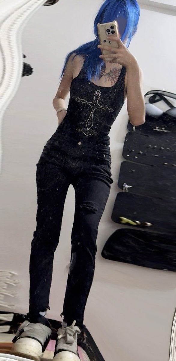 Yane_giu's tweet photo. 为什么我100斤之后的腰臀比看起来比我80斤的时候好很多，我80斤56的腰都没现在的折角，但我记得我小时候不是折角s腰啊，我小时候是H腰啊！ https://t.co/6hjs6rnVgJ