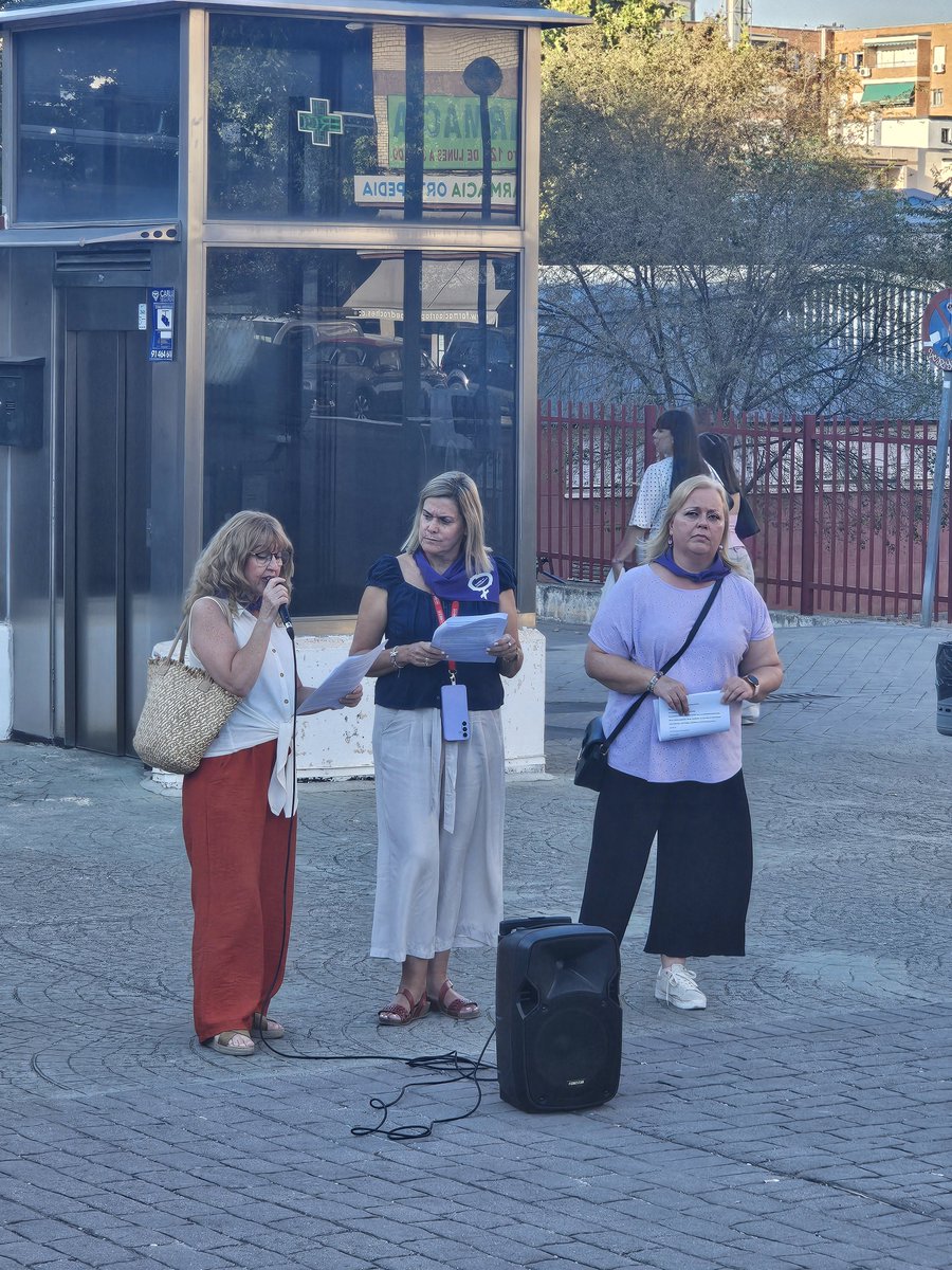 Victoria_MMLega's tweet photo. 🟣 Ayer acompañamos a nuestros vecinos y vecinas a recordar el asesinato de Cristina, que vivía en #Zarzaquemda y tenia 34 años.
La violencia machista nos sigue matando, mientras desde las instutiones se mira impasible
#bastaya #niunamas #niunamenos #vivasnosqueremos https://t.co/2fAL59JDWs