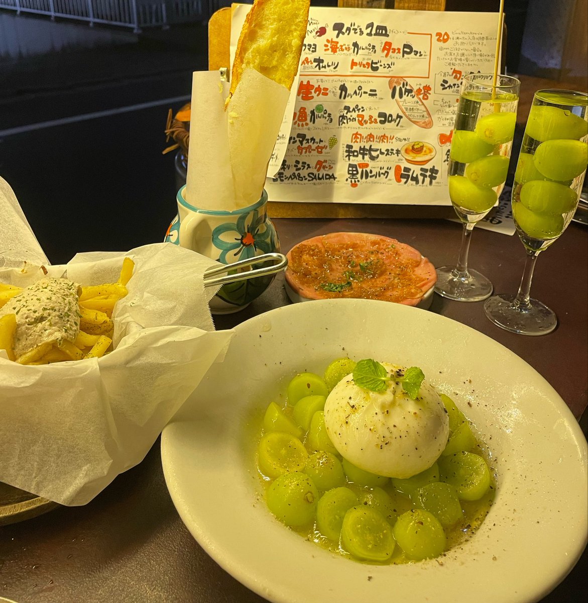 nacchu_10's tweet photo. 今日のVINO BIANCO活🍾(シャンパンなので白ワインではない)

今シーズン分のマスカット食べた今年はもうマスカット良いです。 https://t.co/4Uu3eXNXlR