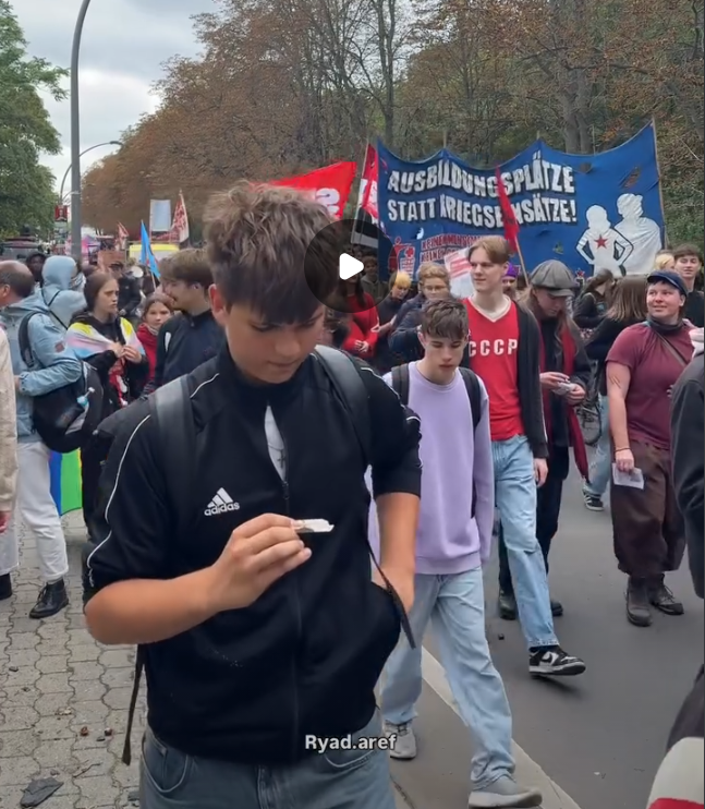 audiocustoms82's tweet photo. Wer sich wundert, woher der Wind bei den "Schülerprotesten" gegen die Wehrpflicht in Berlin weht, und wie der Bildungsstand unserer Schüler ist:

CCCP Shirt... https://t.co/KdGbOCeyTY