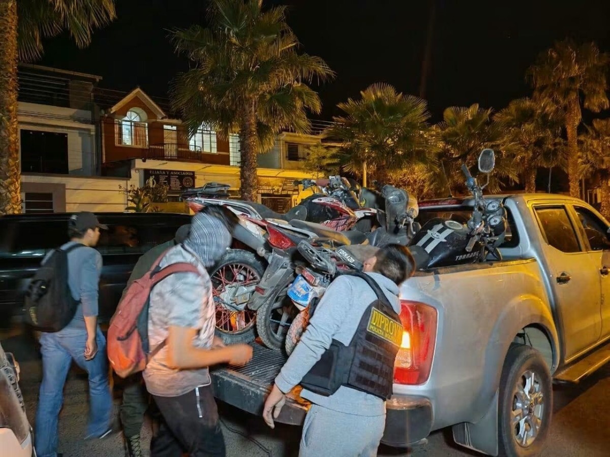 NotiBoliviaSeg's tweet photo. #NotiBolivia | Fiscalía de Tarija investiga presunta organización criminal dedicada al robo de motocicletas y aprehenden a cuatro personas en Culpina

Leer más en: https://t.co/uXQfW73XhA

#Bolivia https://t.co/fSNuom9ud4